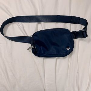 Lululemon Everywhere belt bag navy